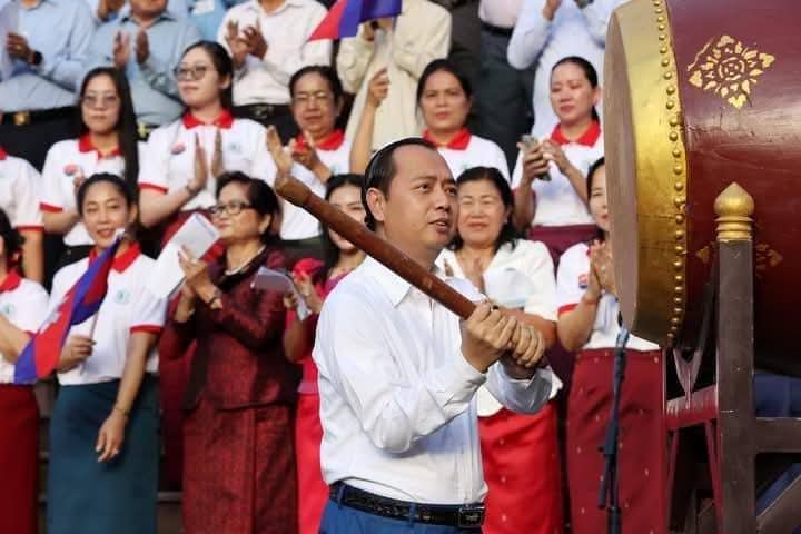 ឯកឧត្តម នេត្រ ភក្ត្រា រដ្ឋមន្ត្រីក្រសួងព័ត៌មាន និងលោកជំទាវ ទុយ សិរីរតនៈ ព្រមទាំងថ្នាក់ដឹកនាំ និងមន្ត្រីរាជការក្រសួងព័ត៌មានរៀបចំពិធីទូងស្គរ អបអរសាទរការចុះបញ្ជី “បូជនីយដ្ឋានចងចាំនៃកម្ពុជា