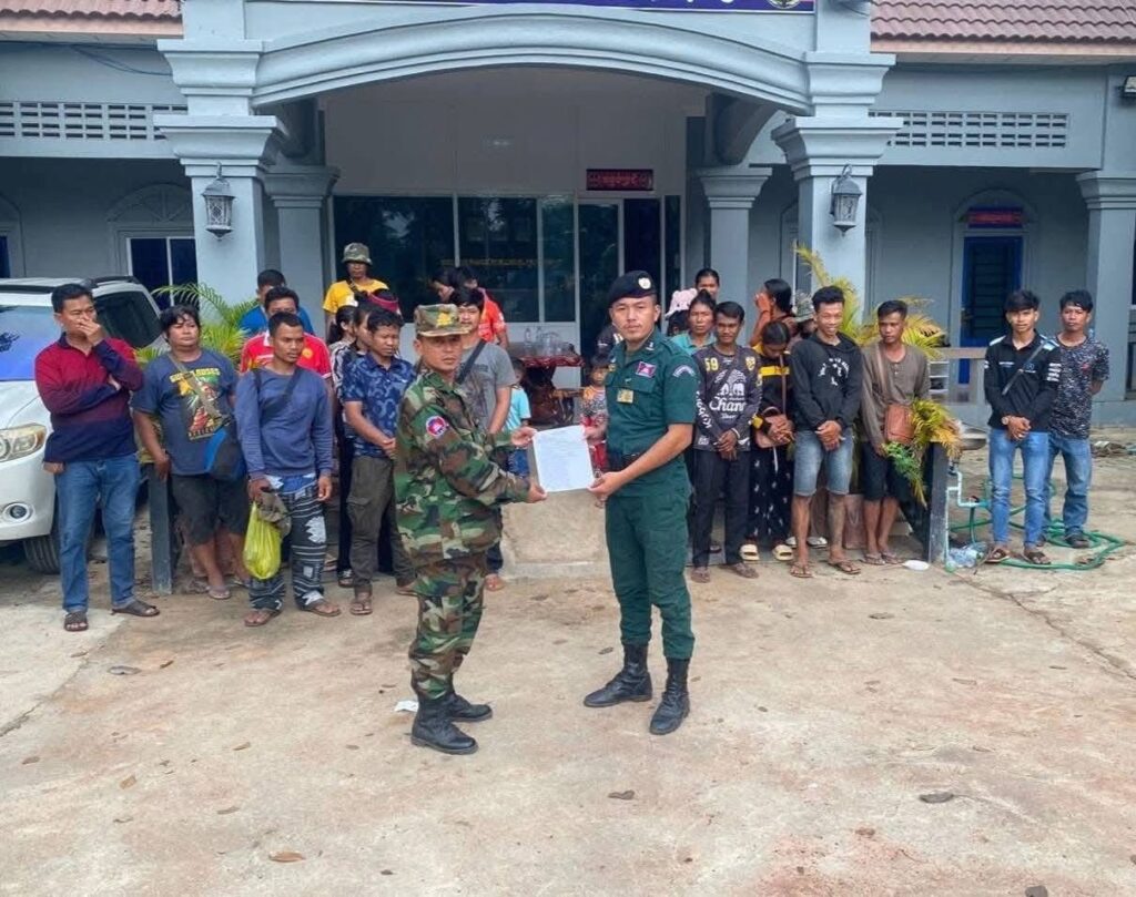 ពលរដ្ឋខ្មែរដែលវិល ត្រឡប់មកពីប្រទេសថៃ មានចំនួន១៨នាក់ នគរបាលបានប្រើប្រាស់រថយន្ត០២គ្រឿង ដឹកជញ្ចូនពួកគាត់ទៅកាន់លំនៅដ្ឋាន