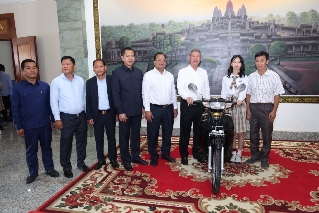 សិស្សប្រឡងសញ្ញាបត្រមធ្យមសិក្សាទុតិយភូមិ និទ្ទេស “A” នៅក្រុងតាខ្មៅ ខេត្តកណ្តាល ចំនួន ៨០នាក់ បានទទួលរង្វាន់ ម៉ូតូម្នាក់ ០១គ្រឿង