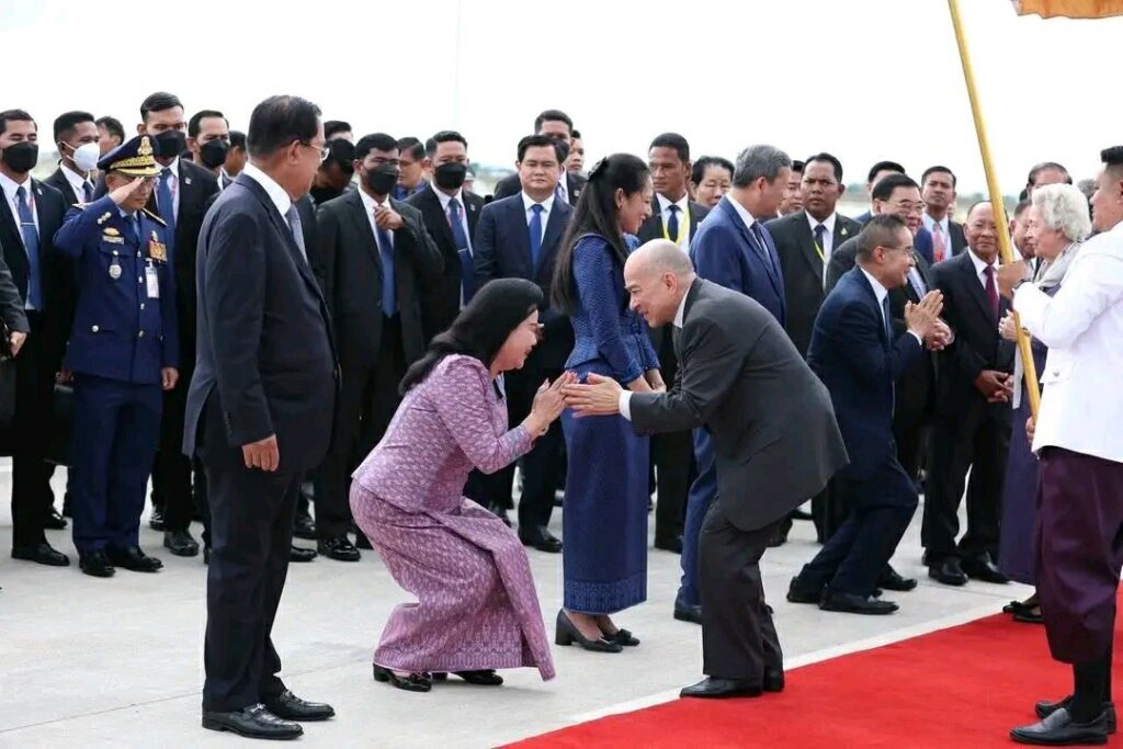 ព្រះមហាក្សត្រ និងសម្តេចម៉ែ យាងនិវត្តន៍មកកាន់មាតុភូមិ ប្រកបដោយសុខសុវត្ថិភាព ក្រោយបញ្ចប់ការពិនិត្យព្រះរាជសុខភាព នៅរដ្ឋធានីប៉េកាំង