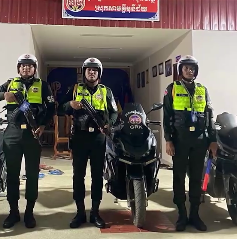 អនុវត្តតាមបទបញ្ជាយ៉ាងម៉ឺងម៉ាត់របស់ លោកឧត្តមសេនីយ៍ត្រី ម៉េង ស្រ៊ុន កម្លាំងមូលដ្ឋានកងរាជអាវុធហត្ថស្រុកសាមគ្គីមុនីជ័យ ធ្វើការចុះល្បាតដើម្បីការពារ បង្ការ ទប់ស្កាត់ បង្រ្កាប រាល់បទល្មើសនានា ក្មេងទំនើង ករណីគ្រឿងញៀន ចោរកម្ម និងឧបទ្ទវហេតុផ្សេងៗដែលអាចកើតមានឡើងនៅក្នុងភូមិសាស្ត្រ