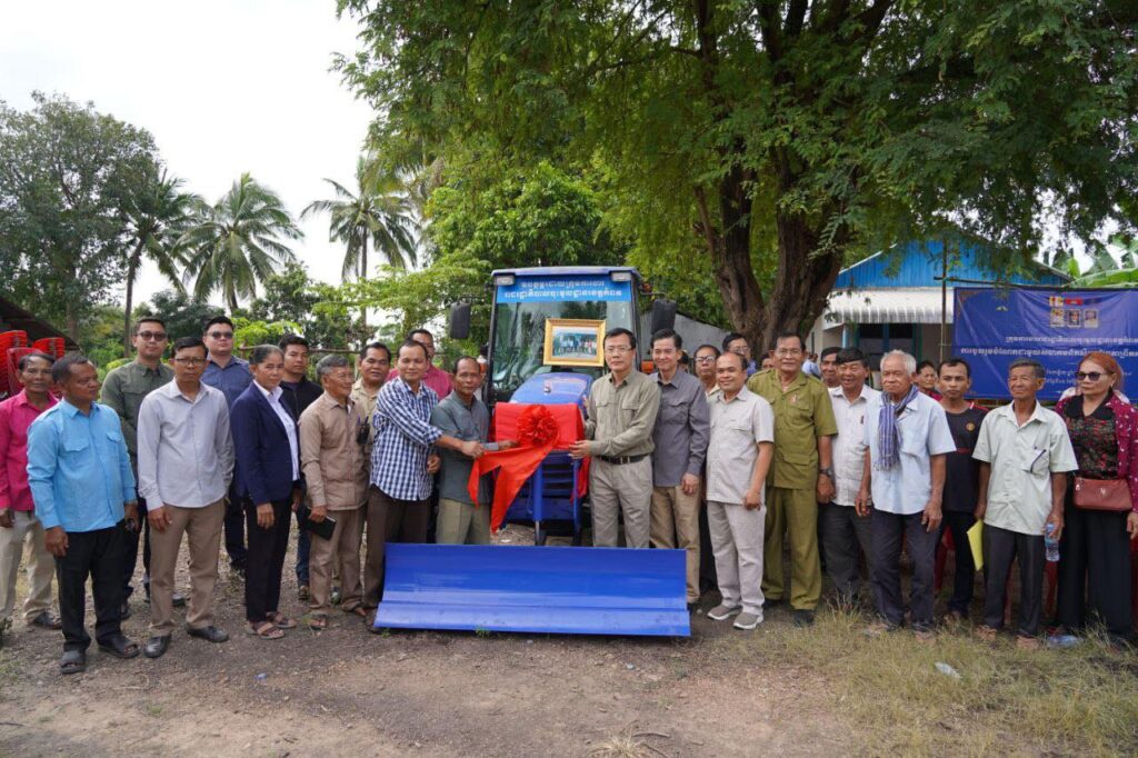 ឯកឧត្តម​ឧបនាយករដ្ឋមន្ត្រី​ សាយ​ សំអាល់​ ផ្ញើរត្រាក់ទ័រ​ ១​គ្រឿង​ជូនសហគមន៍កសិកម្មព្រៃតាព្រឹត និងសហគមន៍បន្លែ​ព្រៃធំ​ បៃតង ដើម្បីចូលរួមពង្រីកផ្ទៃដីដាំដុះ​ កាត់បន្ថយថ្លៃដើម​ ធានាសុវត្ថិភាពស្បៀង​ និងបង្កើនចំណូល​របស់ប្រជាកសិករយើង